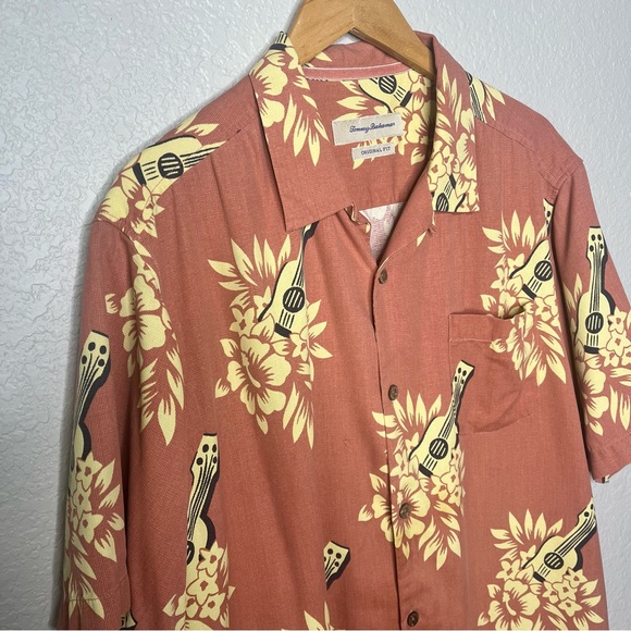 Tommy Bahama 100% Silk Hawaiian Shirt Ukulele Guitar Print Coral Floral Men’s - Picture 3 of 14